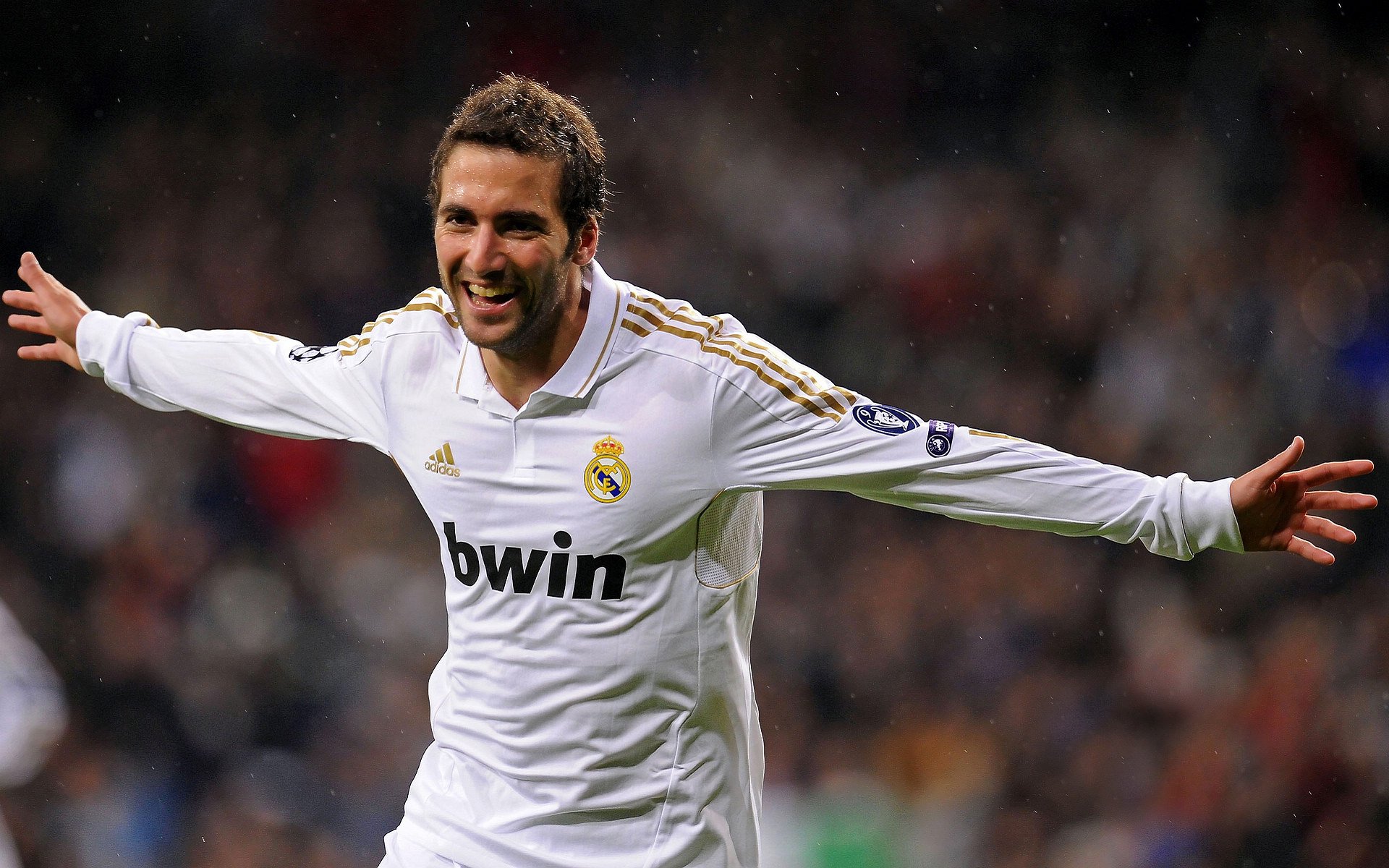 欧冠淘汰赛焦点战，哥伦比亚火力全开，主场压制里昂